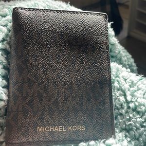 Michael Kors Jet Set Travel Passport Holder Wallet Case Brown Signature. NEW!